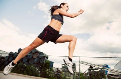 caucausian_woman_running_sprint_train_exercise